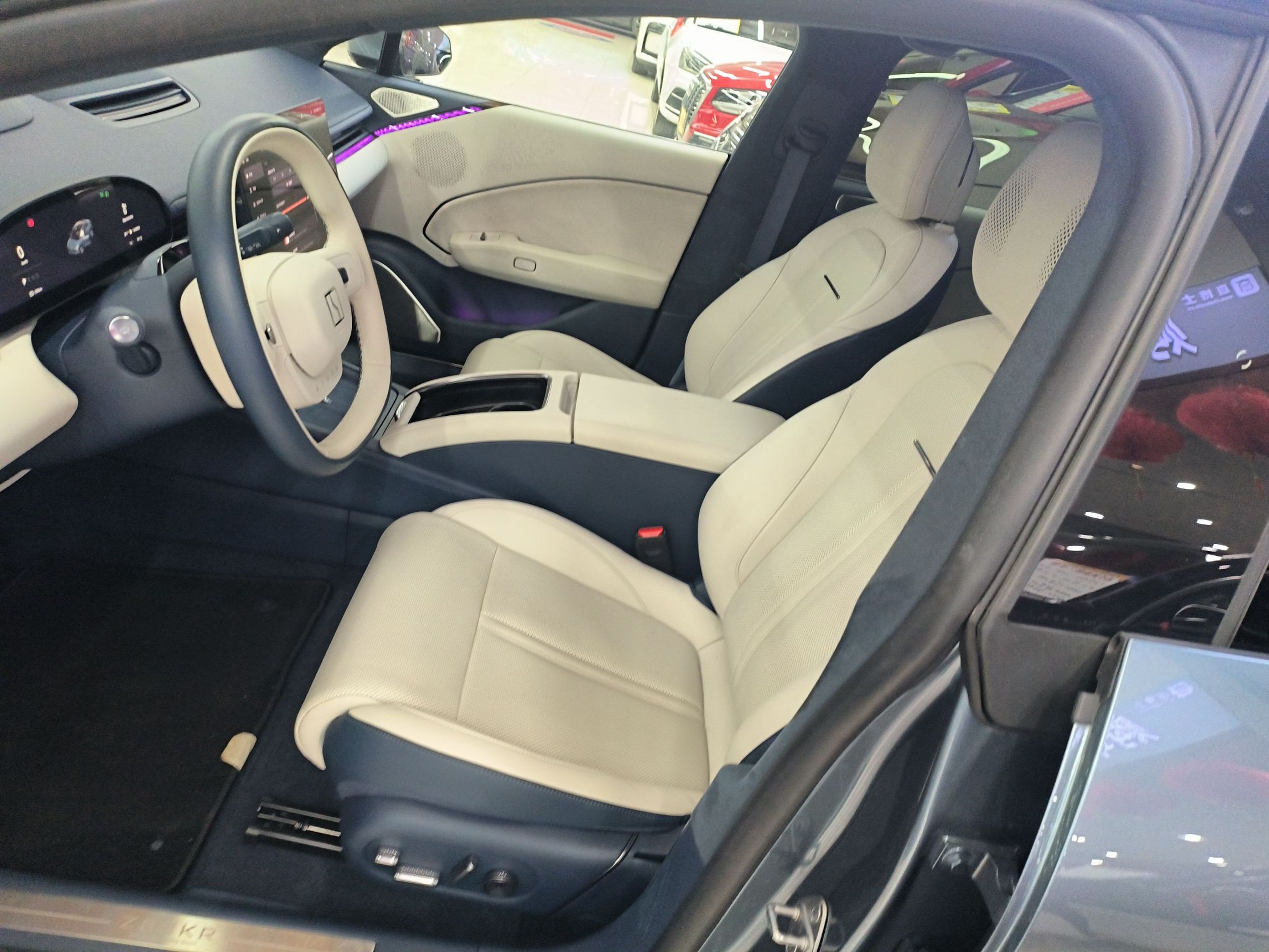 المقاعد الأمامية داخل السيارة