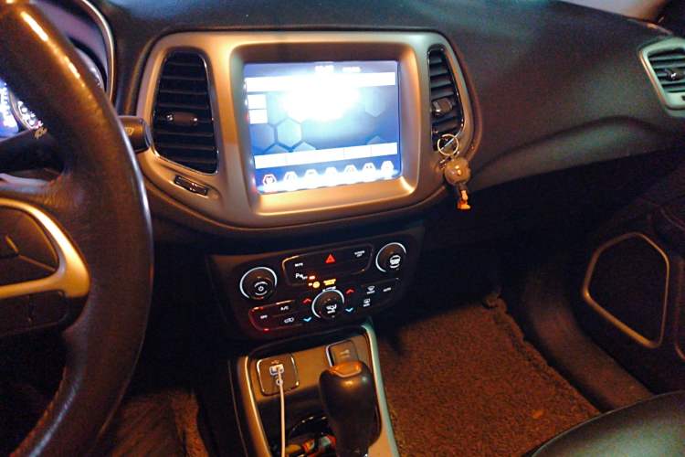 Used  Compass 2019 200T Automatic Family Edition - Connected Large Screen Version