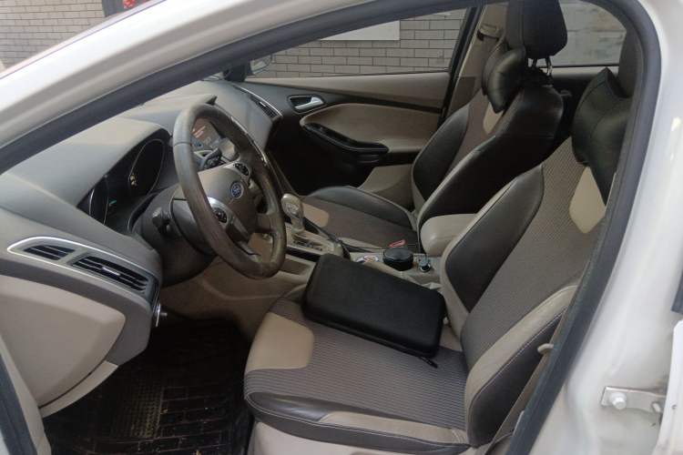 Used Ford Focus 2012 Sedan 1.6L Automatic Fashion Edition
