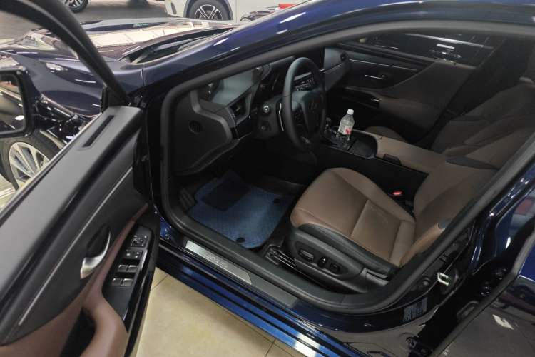 Used Lexus ES 2022 200 Excellence Edition
