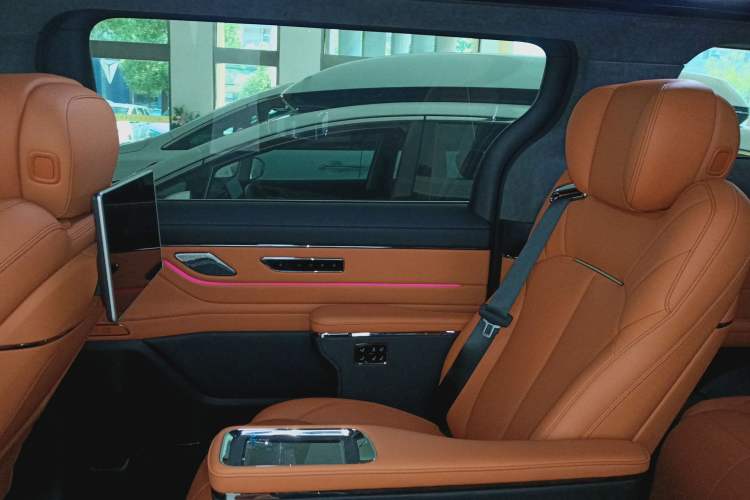 Used  LEVC L380 2024 140-Degree 6-Seater All-Wheel-Drive Ultra
