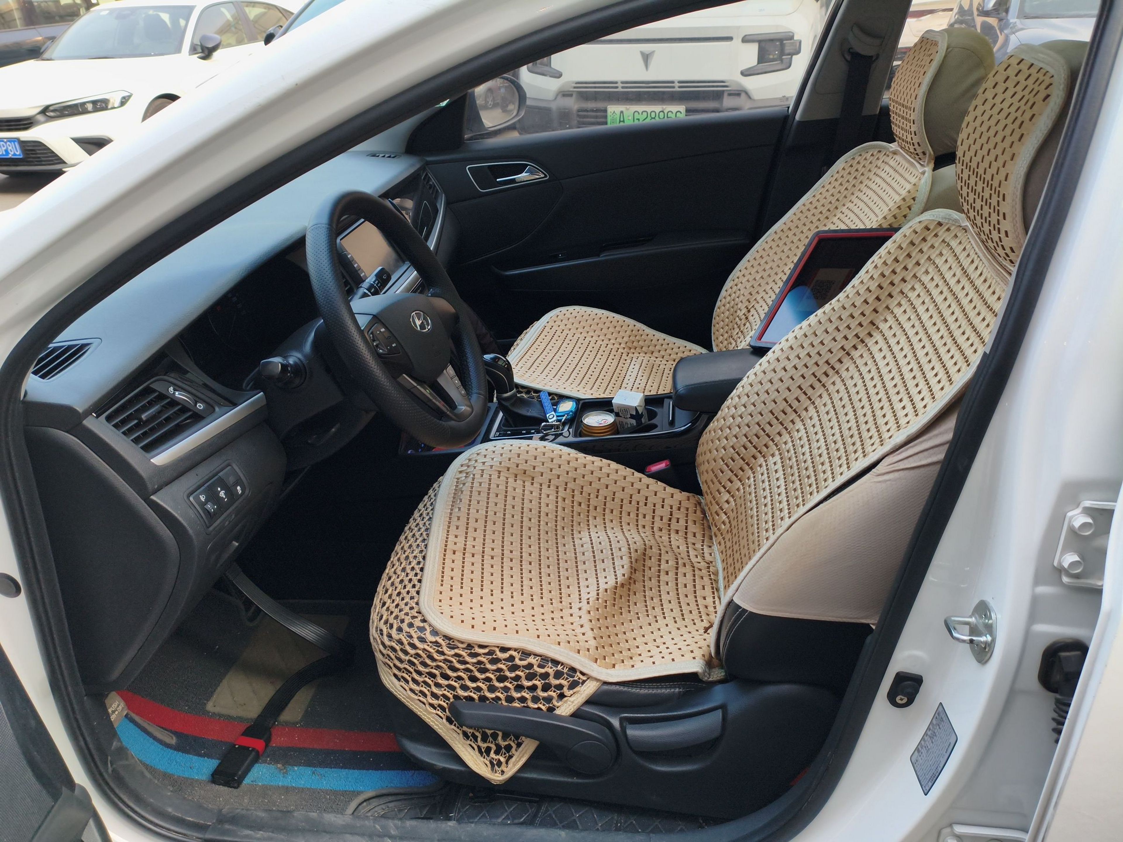 Переднее сиденье в автомобиле