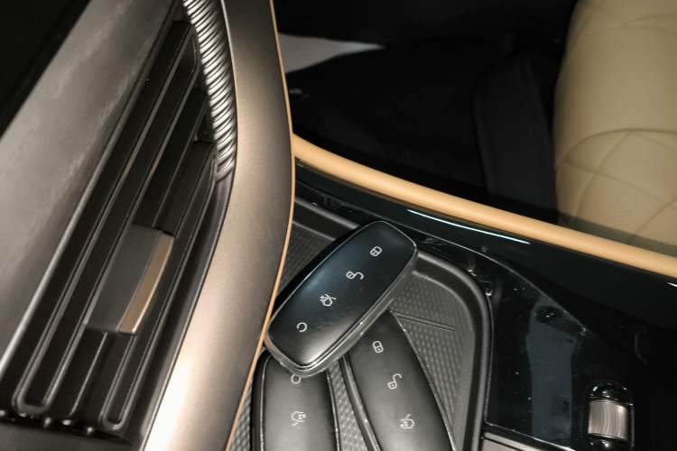 Used Denza D9 2022 DM-i 970 Four-Wheel Drive Flagship Model