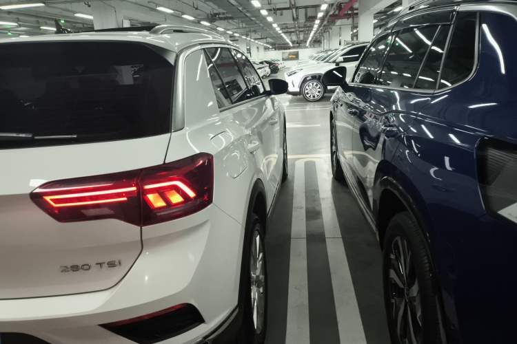 Used Volkswagen T-ROC 2021 280TSI DSG Two-Wheel Drive Elite Connect Edition