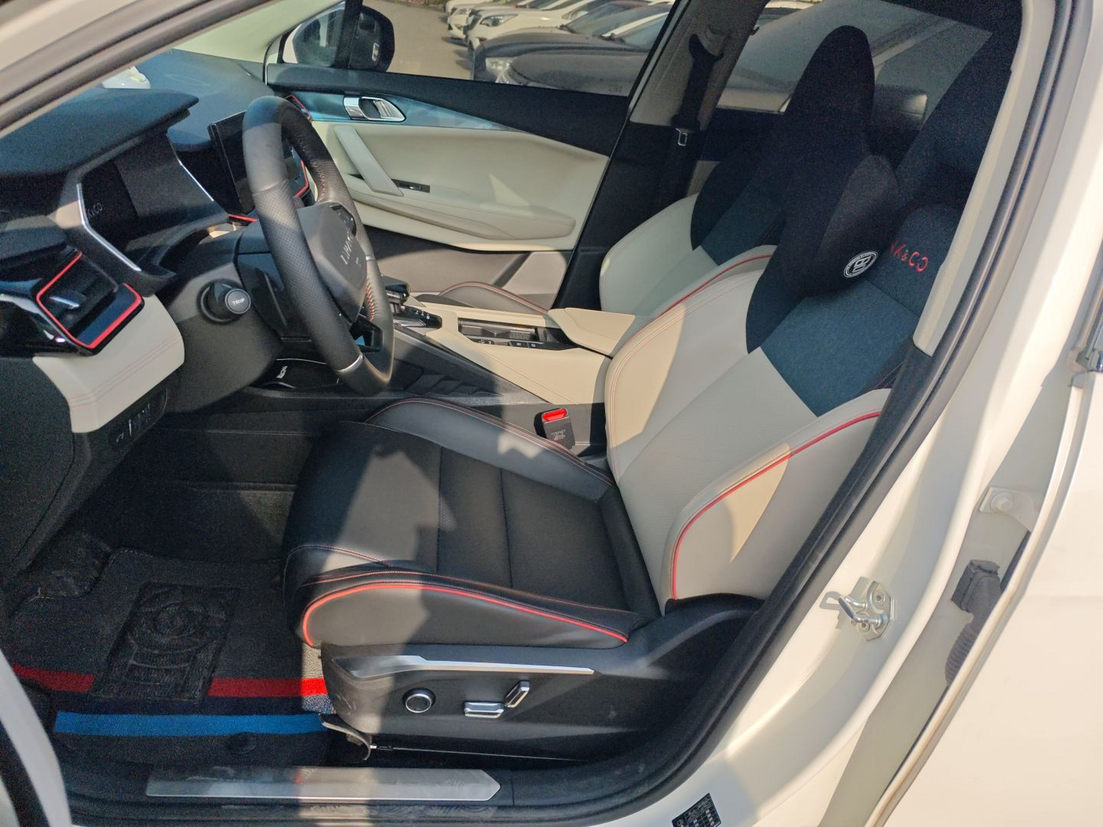 المقاعد الأمامية داخل السيارة