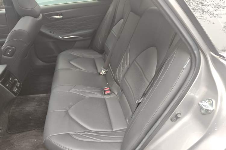 Used Toyota Avalon 2019 Dual-Engine 2.5L XLE Prestige Version China VI Standard
