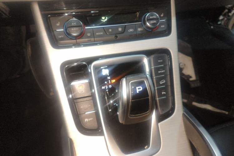 Used Geely Auto Emgrand X7 Sport 2020 1.8TD DCT Two-Wheel Drive Smart Connect 4G-Enabled Version
