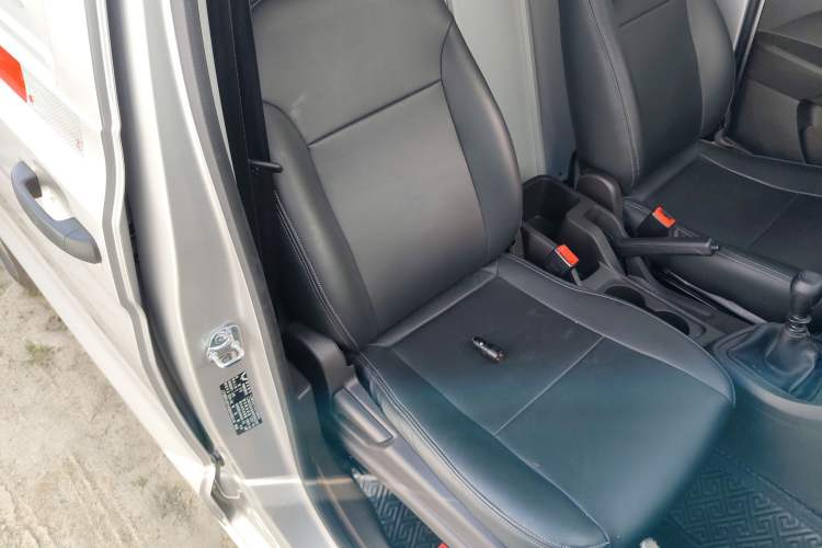 Used Wuling Hongguang V 2022 1.5L Jingqu Edition Enclosed-Window Vehicle with Electric Power Steering LAR
