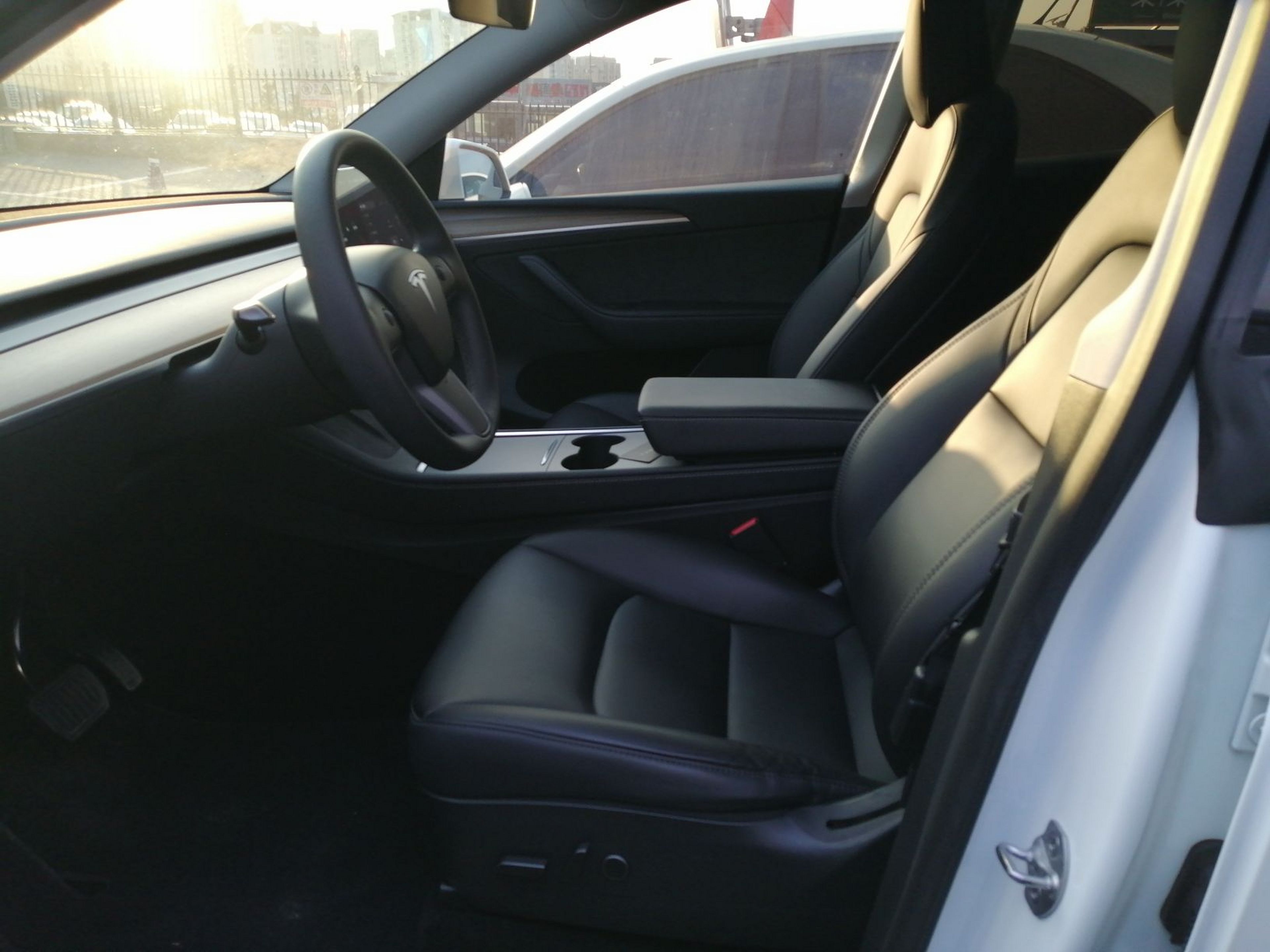 المقاعد الأمامية داخل السيارة