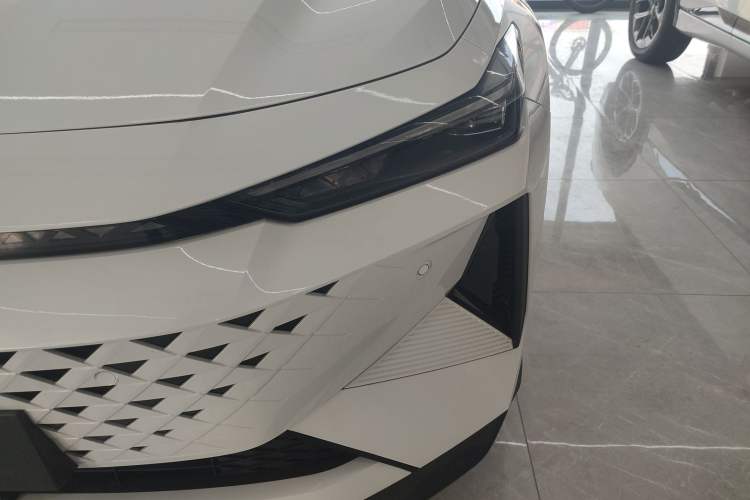 Used Changan UNI-V iDD 2024 Blue Whale Smart Electric iDD 136km ZhiKu Model
