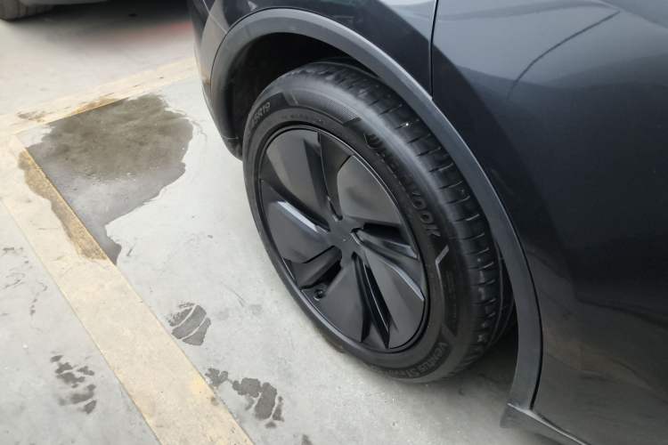 Used Tesla Model Y 2025 Long-Range All-Wheel-Drive Version