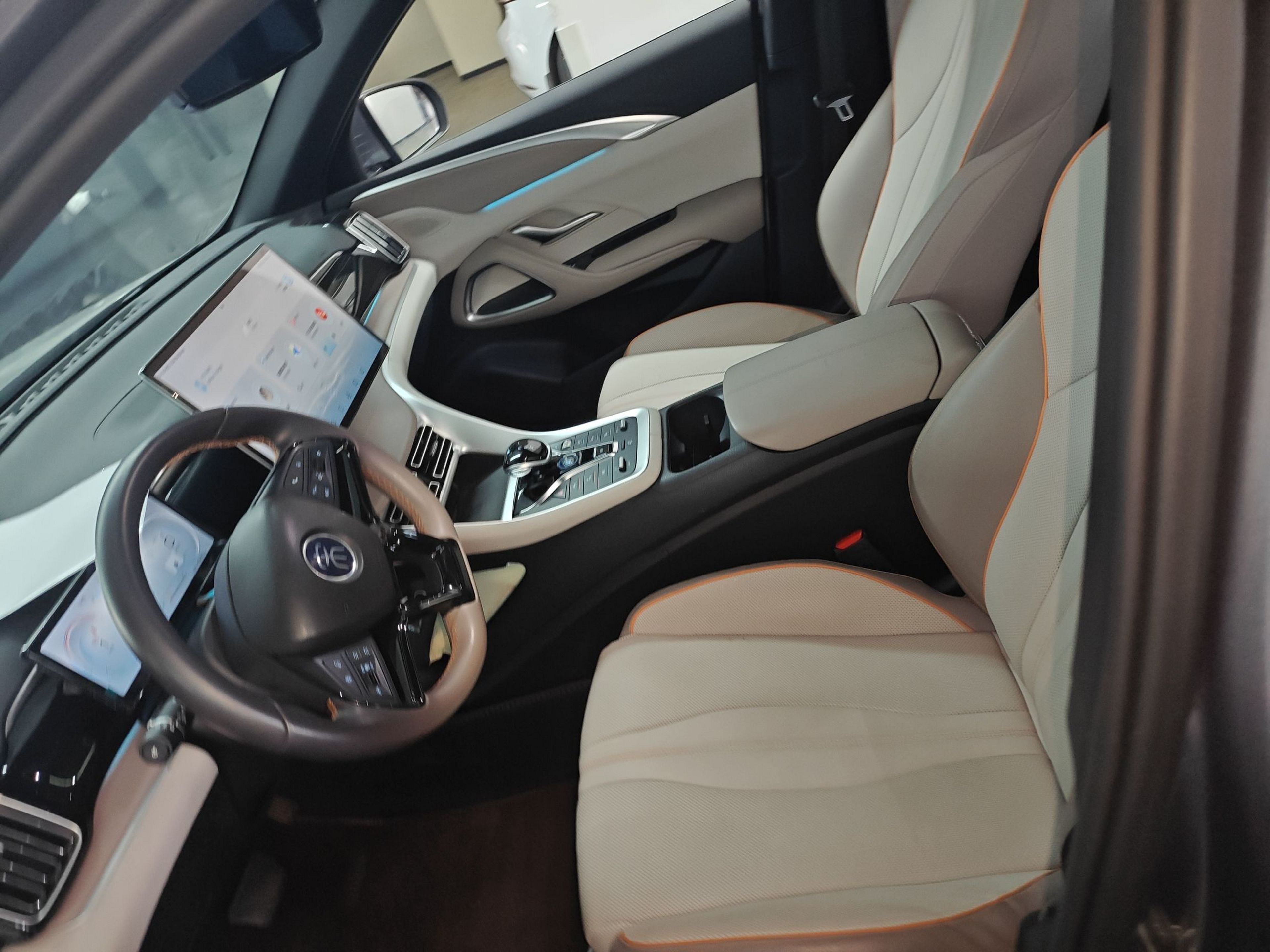 المقاعد الأمامية داخل السيارة