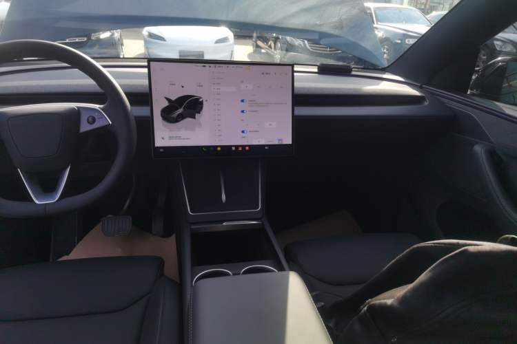 Used Tesla Model Y L 2025 Long-Range All-Wheel-Drive Version
