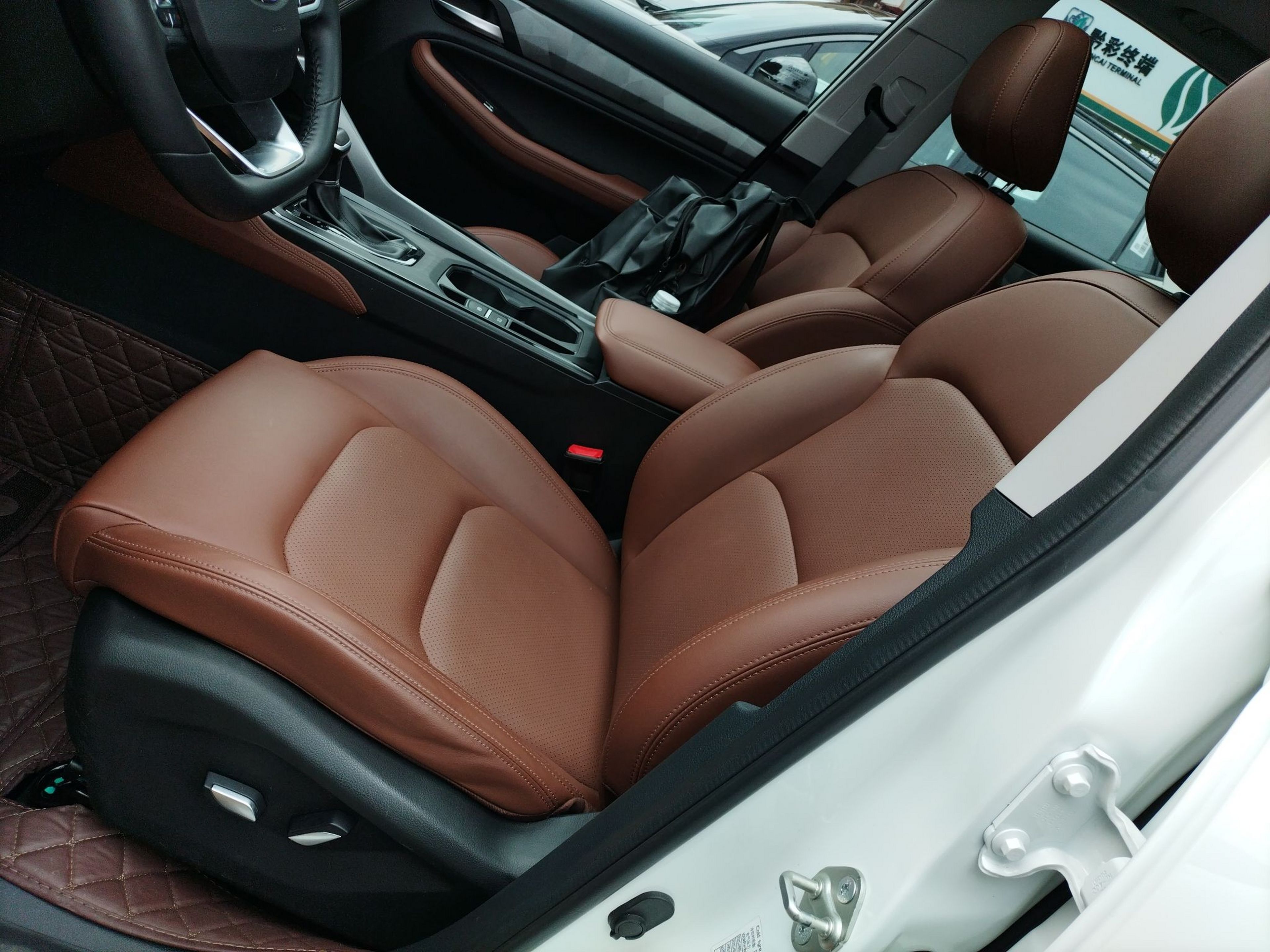 المقاعد الأمامية داخل السيارة