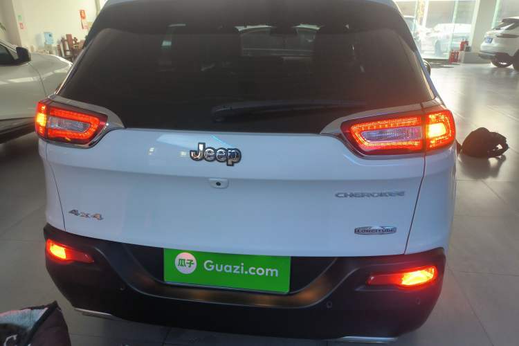 Used  Cherokee 2016 2.4L Professional Smart Version
