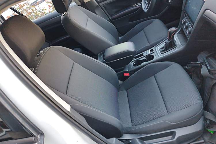 Used Volkswagen Golf 2016 1.6L Automatic Fashion Model
