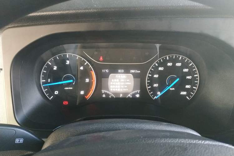 Used JMC Fushun 2023 2.0T Automatic Mid-Drive High-Roof Commercial Van Transport Vehicle with 2/3 Seats
