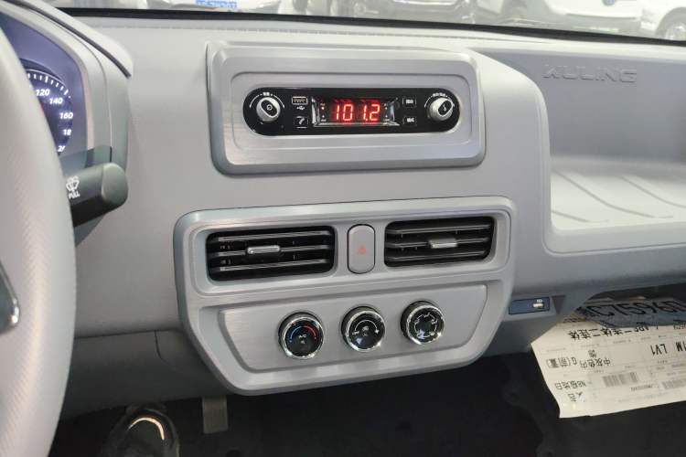 Used Wuling Yangguang 2024 300KM Comfort Version Passenger Van 75kW