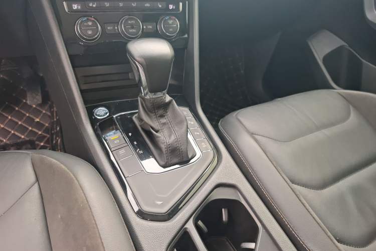 Used Volkswagen Tiguan L 2019 330TSI Automatic Two-Wheel Drive Smart Luxury Version China VI Standard
