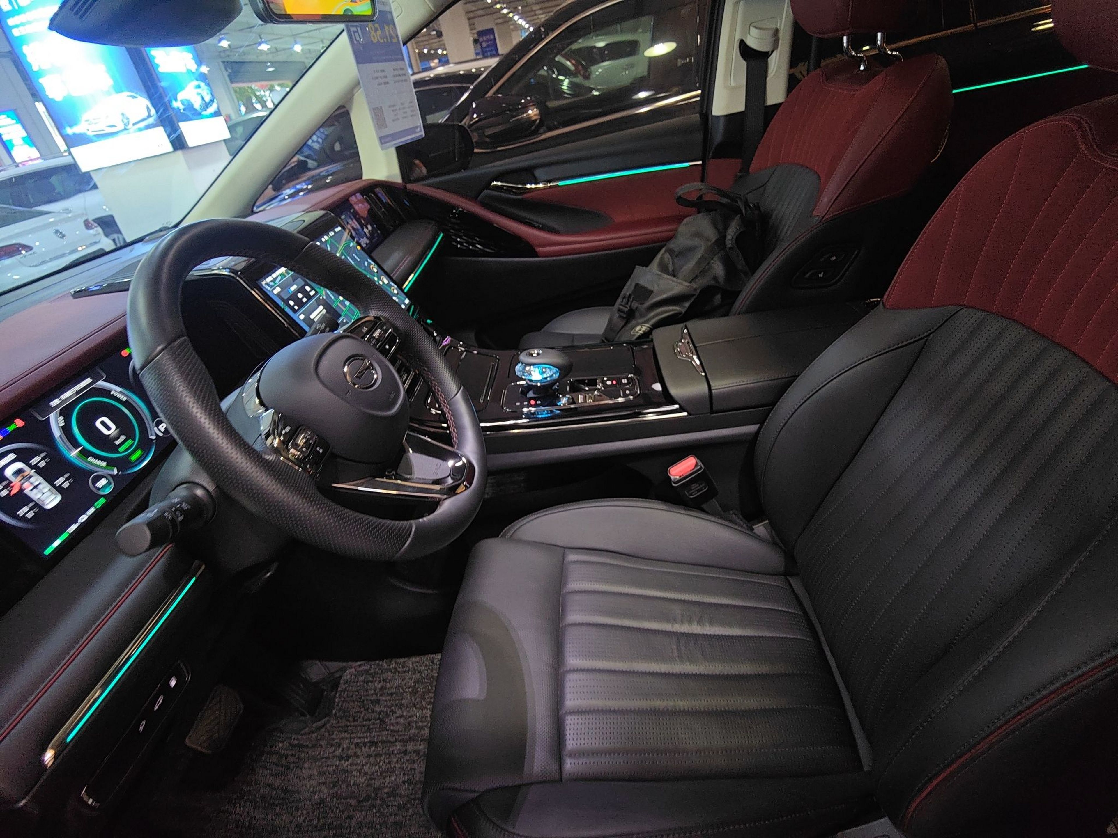 المقاعد الأمامية داخل السيارة