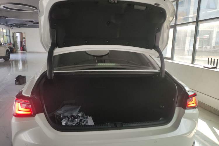 Used Lexus ES 2025 300h Deluxe Edition