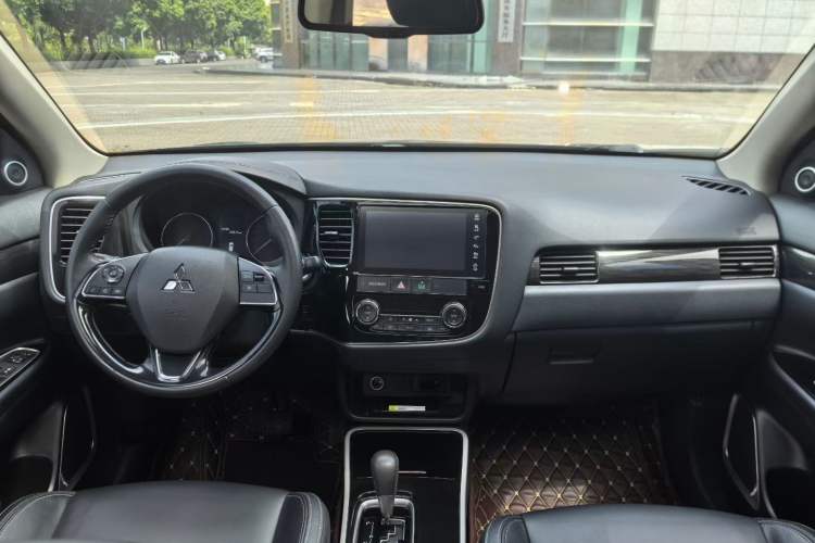 Used Mitsubishi Outlander 2019 2.0L Two-Wheel Drive Comfort Edition 5 Seats China VI Standard
