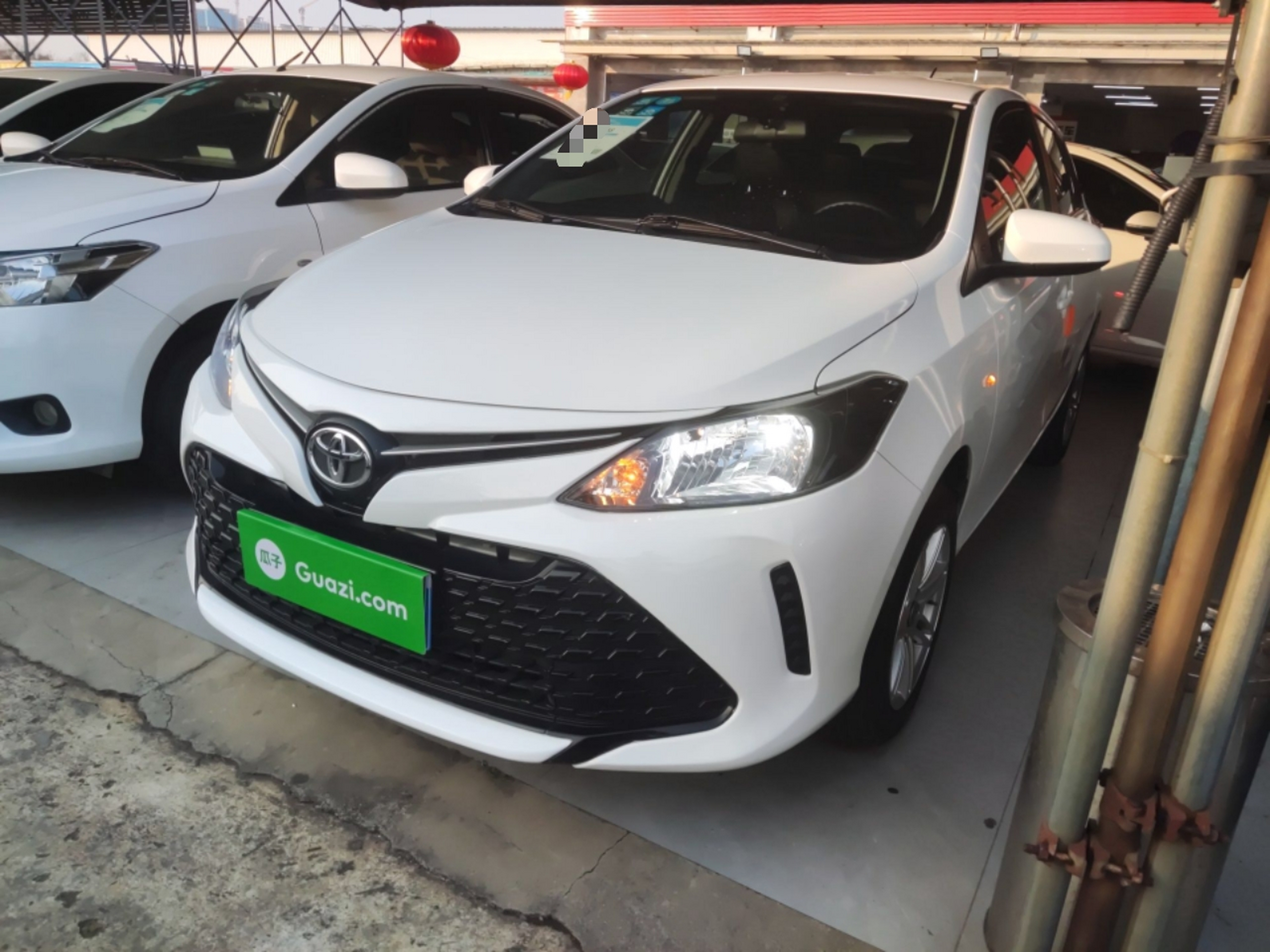 تحت مقدمة السيارة