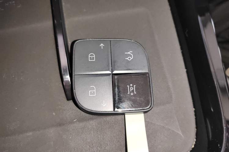 Used Lynk & Co 08 EM-P 2025 220 km All-Wheel-Drive Performance Halo
