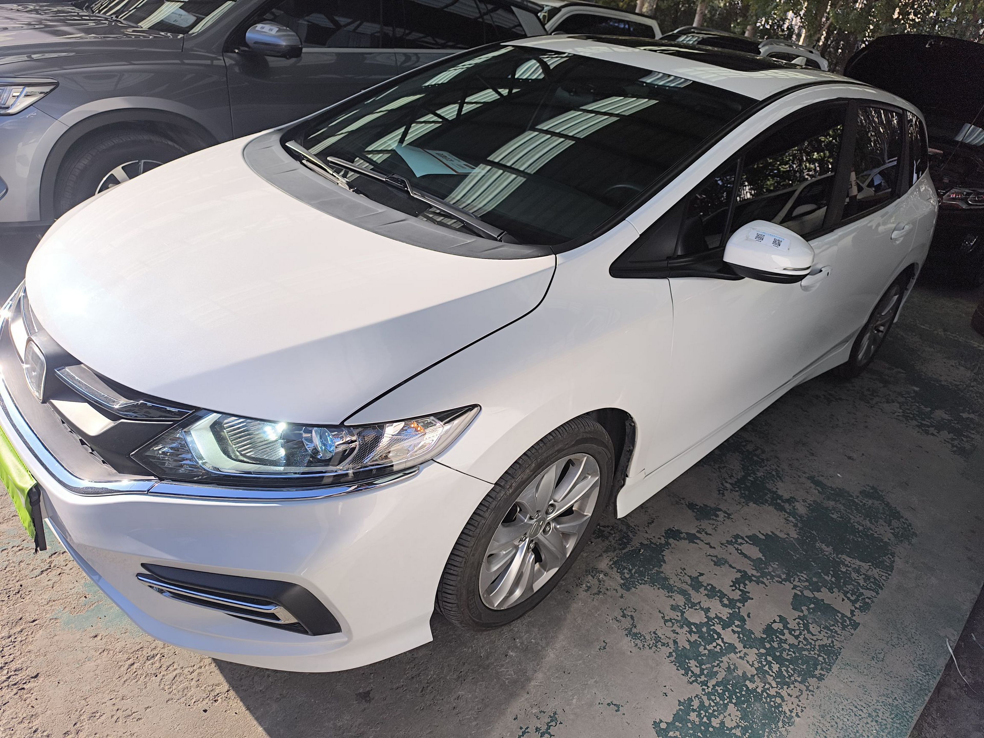 Под передней частью автомобиля