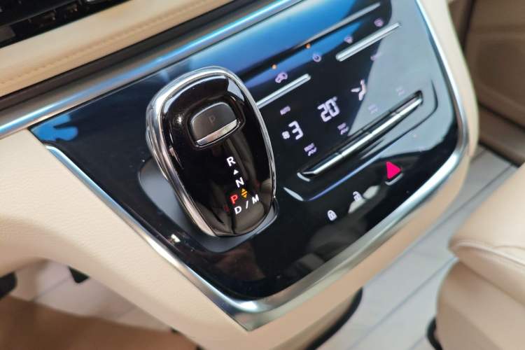 Used Buick GL8 2023 Facelifted Land Cruiser Executive Luxury Version
