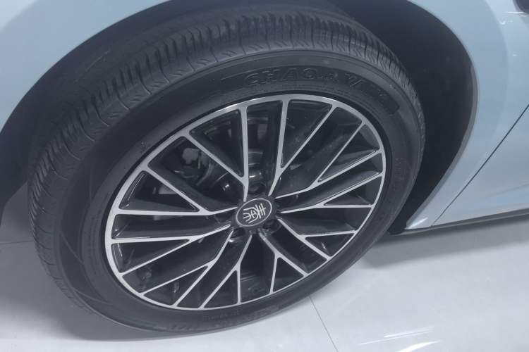 Used BYD Qin L 2025 DM-i Smart Drive 120KM Excellence Model
