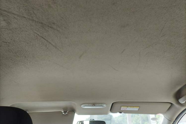 Used Venucia R50 2013 1.6L Manual Fashion Edition
