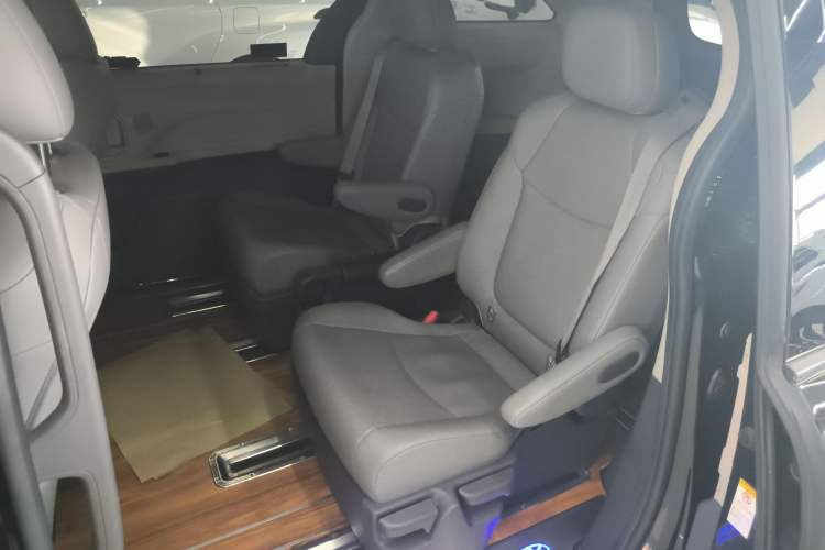 Used Toyota Sienna 2021 2.5L Hybrid Luxury Edition
