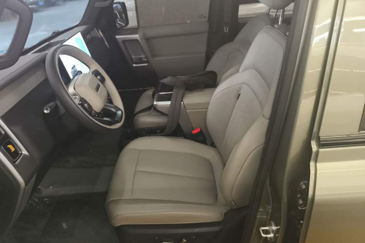 Used  V23 2025 401 Two-Wheel Drive Advanced Edition
