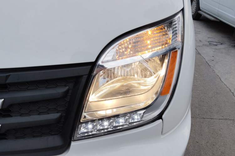 Used SAIC MAXUS Xintu V80 2021 2.0T Manual Classic Aoyuntong 127 PS Mid-axle Mid-roof 6/7/8/9-Seater
