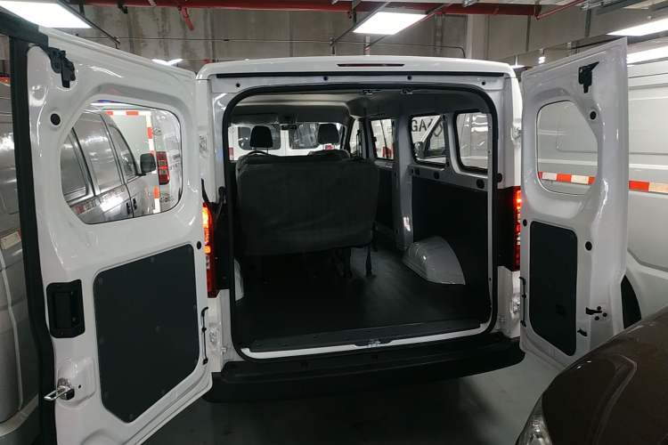 Used Wuling Yangguang 2024 300KM Comfort Version Passenger Van 75kW
