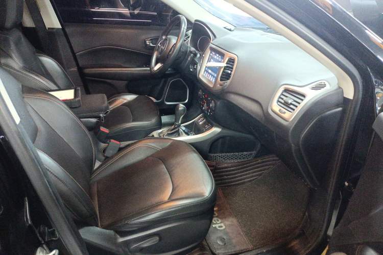 Used  Compass 2019 200T Automatic Family Edition - Connected Large Screen Version
