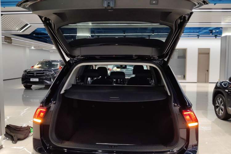 Used Volkswagen Tiguan L 2024 Outstanding Model 330TSI Automatic Two-Wheel Drive R-Line Dragon Glory Edition
