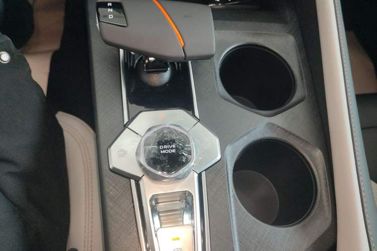 Used Changan UNI-V iDD 2024 Blue Whale Smart Electric iDD 136km ZhiKu Model
