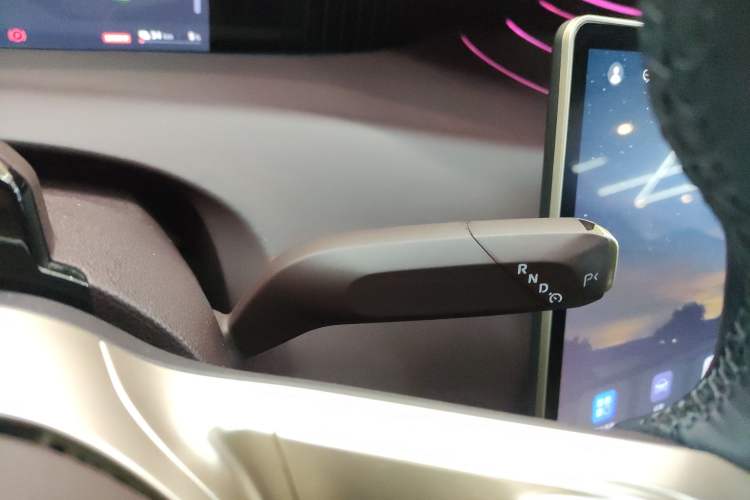 Used  11 2022 Ultra-Long Range Dual-Motor Luxury Edition 5 Seats
