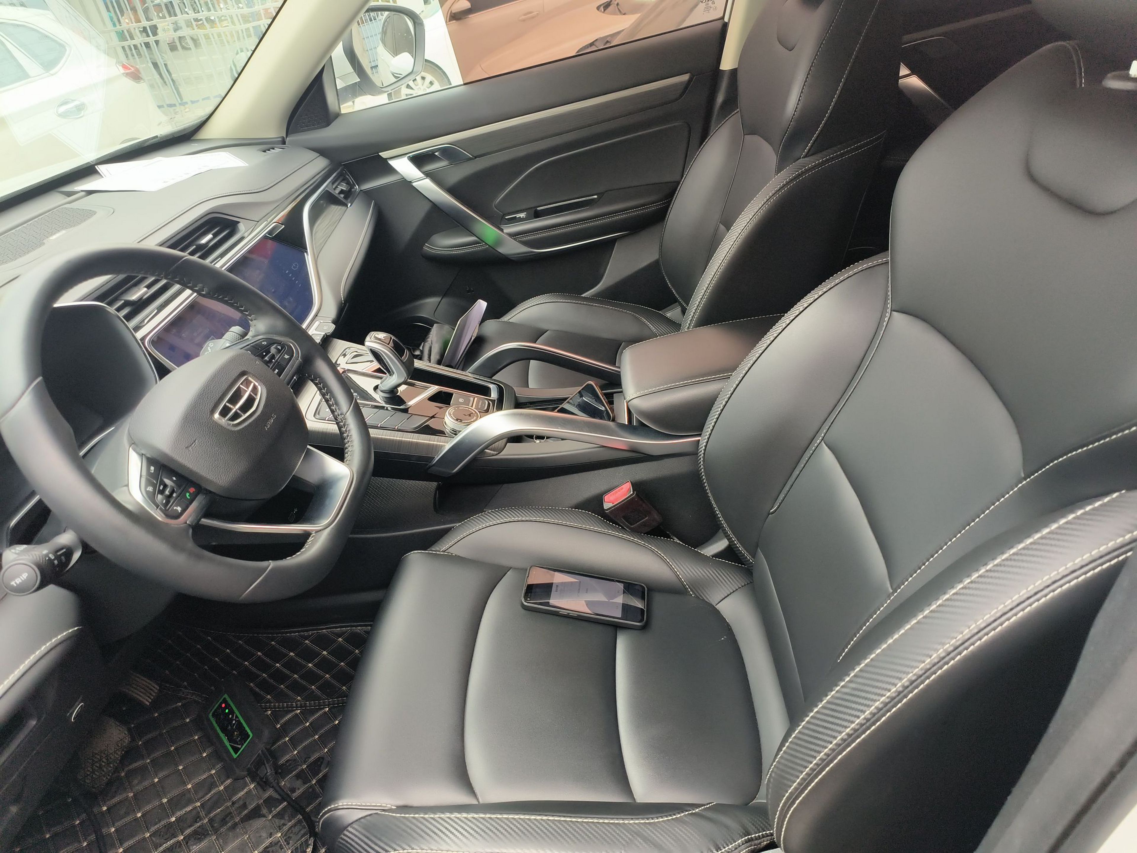 المقاعد الأمامية داخل السيارة