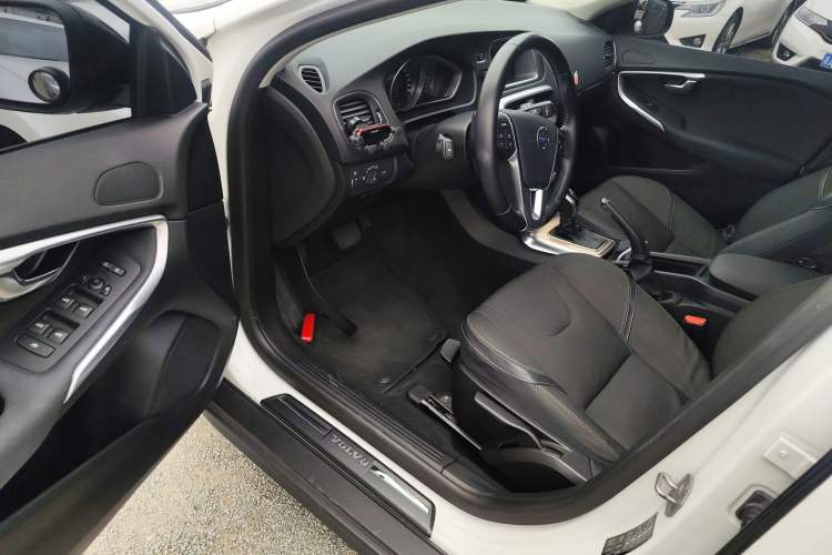 Used Volvo V40 2014 Cross Country 2.0T Zhiyi Edition
