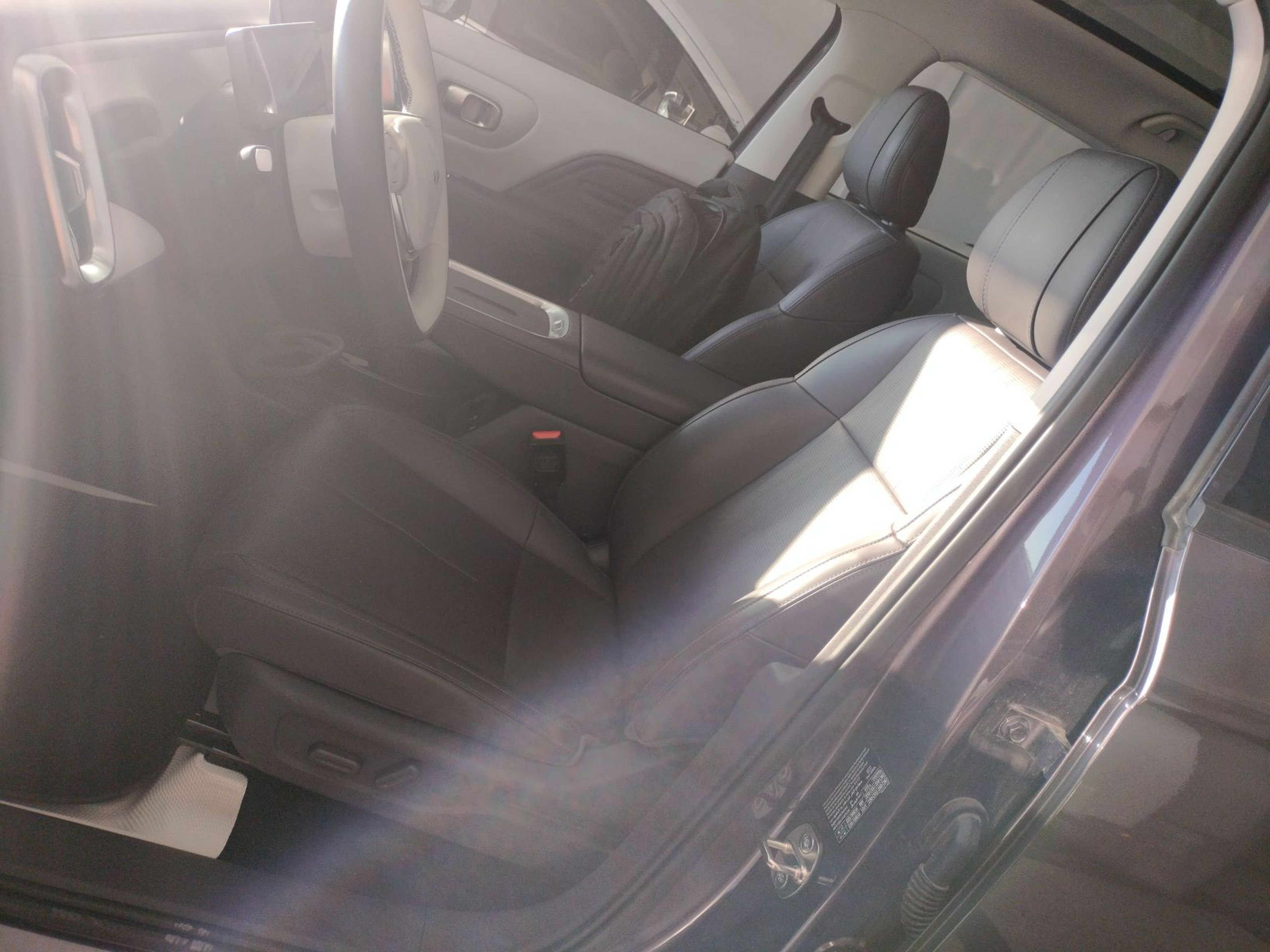 المقاعد الأمامية داخل السيارة