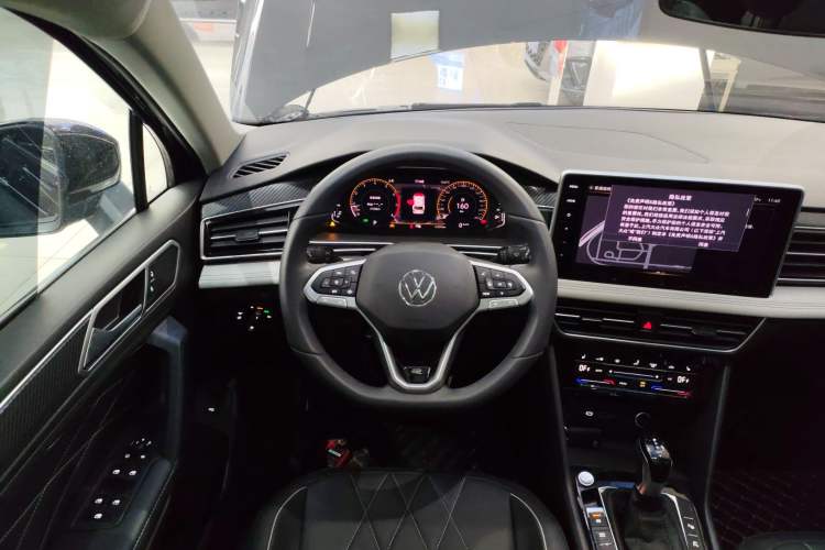 Used Volkswagen Tiguan L 2024 Outstanding Model 330TSI Automatic Two-Wheel Drive R-Line Dragon Glory Edition
