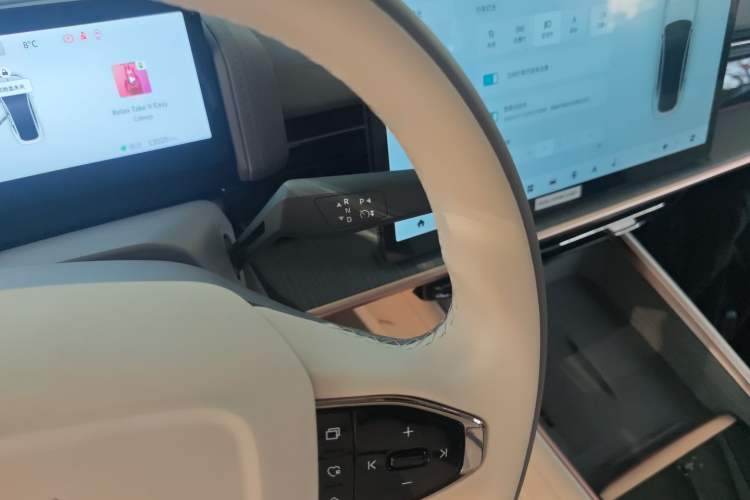 Used  eπ007 2024 540 All-Wheel Drive Pro Edition
