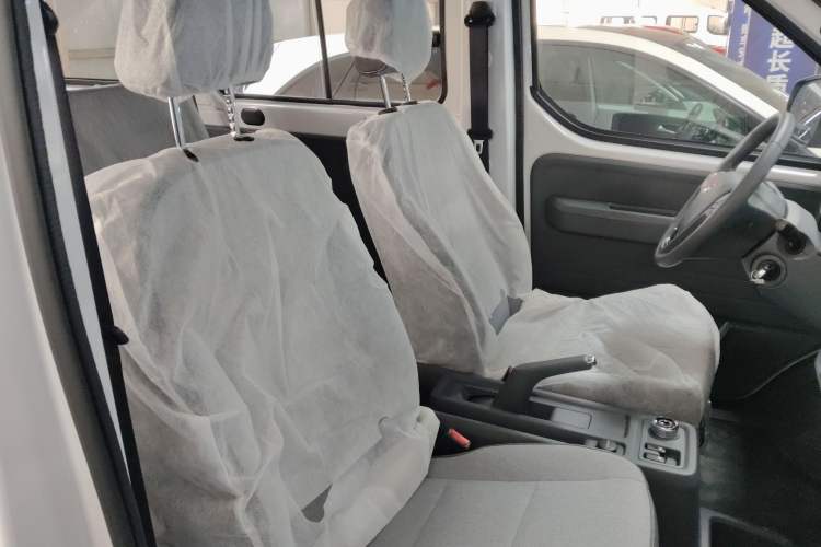 Used Wuling Yangguang 2024 300KM Comfort Version Passenger Van 75kW