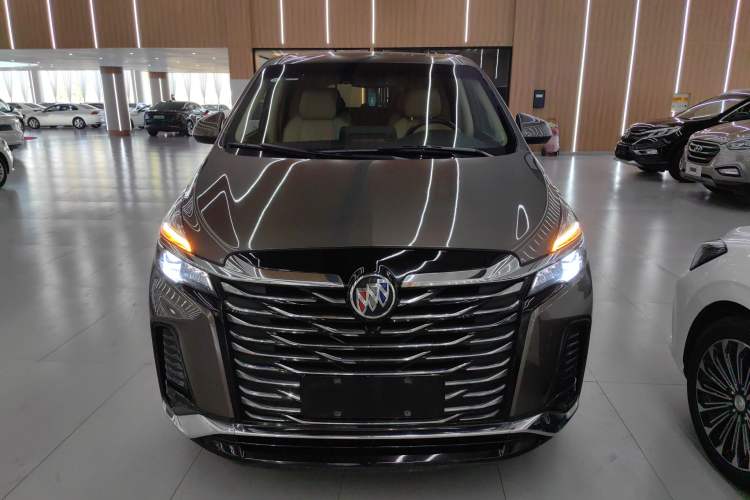 Used Buick GL8 2023 Facelifted Land Cruiser Executive Luxury Version
