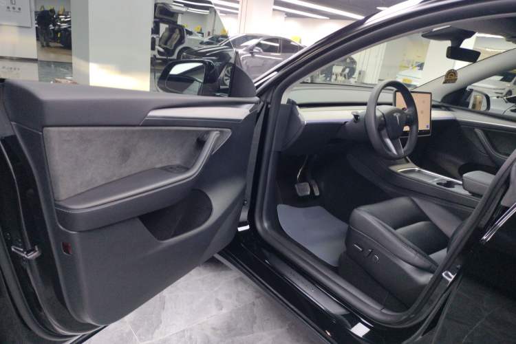 Used Tesla Model Y 2023 Long-Range All-Wheel-Drive Version
