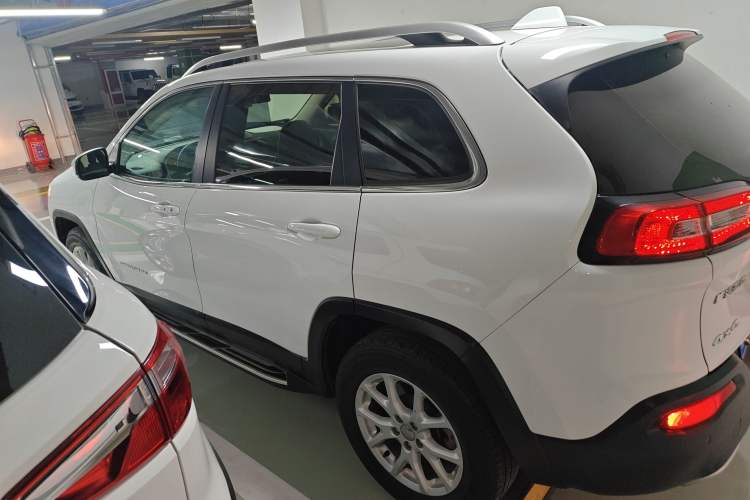 Used  Cherokee 2016 2.4L Professional Edition

