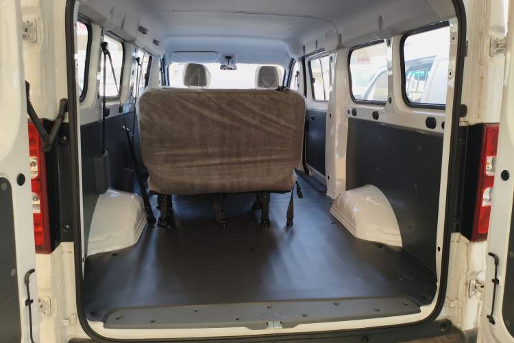 Used Wuling Yangguang 2024 300KM Comfort Version Passenger Van 75kW